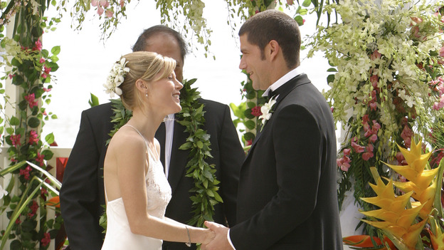 102428_2453 -- LOST - "Do No Harm" - While Jack scrambles to save the life of a survivor, Claire goes into labor. Meanwhile, Locke is missing, and Sayid presents Shannon with a romantic surprise, on "Lost," WEDNESDAY, APRIL 6 (8:00-9:01 p.m., ET), on the ABC Television Network. (ABC/MARIO PEREZ)JULIE BOWEN, MATTHEW FOX