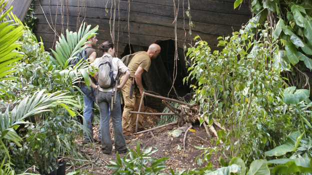102890_813 -- LOST - "Exodus" (ABC/MARIO PEREZ)MATTHEW FOX, EVANGELINE LILLY, TERRY O'QUINN