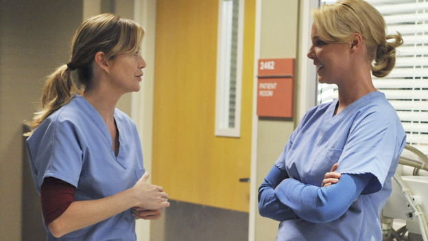 GREY'S ANATOMY - "Here Comes the Flood" - Meredith and Izzie chat in the hall, on "Grey's Anatomy," THURSDAY, OCTOBER 9 (9:00-10:01 p.m., ET) on the ABC Television Network. (ABC/ERIC McCANDLESS) ELLEN POMPEO, KATHERINE HEIGL