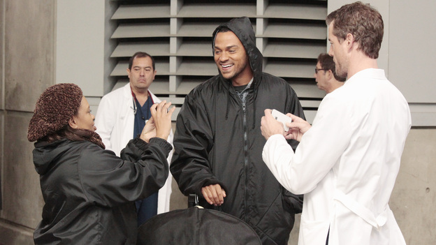 GREY'S ANATOMY - "Moment of Truth" - After eight years of practice, the residents head to San Francisco for their oral boards; sparks fly between Catherine and Richard when they bump into each other at the hotel; Bailey intervenes after Owen and Teddy get into a heated argument about their young car crash patient; and Mark tries to recruit Lexie for one of his cases. Meanwhile, Alex feels guilty for being away from the hospital when Tommy's health begins to fail, on Grey's Anatomy, THURSDAY, APRIL 26 (9:00-10:01 p.m., ET) on the ABC Television Network. (ABC/RICHARD CARTWRIGHT)CHANDRA WILSON (DIRECTOR), JESSE WILLIAMS, ERIC DANE