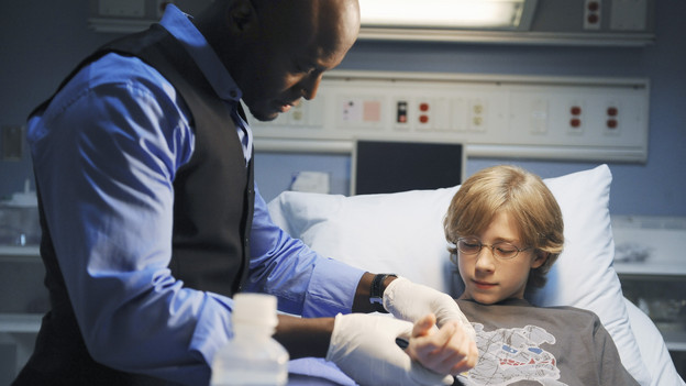 PRIVATE PRACTICE - "Sins of the Father" -- Addison is shaken by the unwelcome arrival of her father to Los Angeles, Cooper is arrested when he refuses to cooperate in a case involving a longtime patient, and Pete fights to keep a terminally ill patient alive long enough for him to meet his new daughter, on "Private Practice," THURSDAY, NOVEMBER 19 (10:01-11:00 p.m., ET) on the ABC Television Network. (ABC/ERIC MCCANDLESS) TAYE DIGGS, JOEY LUTHMAN