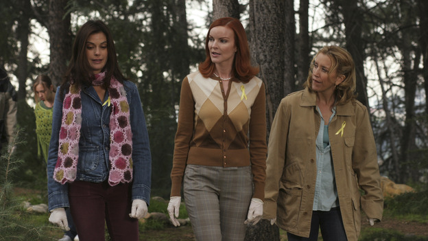 DESPERATE HOUSEWIVES - "Move On" - Edie organizes a neighborhood search for the missing Mrs. Huber, just as the absent busybody's sister (guest star Harriet Sansom Harris) arrives on Wisteria Lane. Meanwhile, Bree resigns herself to her marital state and asks an attractive pharmacist (Tony Award-winning actor Roger Bart) on a date; Susan's ex, Karl (guest star Richard Burgi), suddenly reappears in her life; Lynette fears that Tom is attracted to the new nanny (guest star Marla Sokoloff); and Gabrielle sinks to new depths - she gets a job -- on "Desperate Housewives," SUNDAY, JANUARY 9 (9:00-10:00 p.m., ET), on the ABC Television Network. (ABC/DANNY FELD)TERI HATCHER, MARCIA CROSS, FELICITY HUFFMAN
