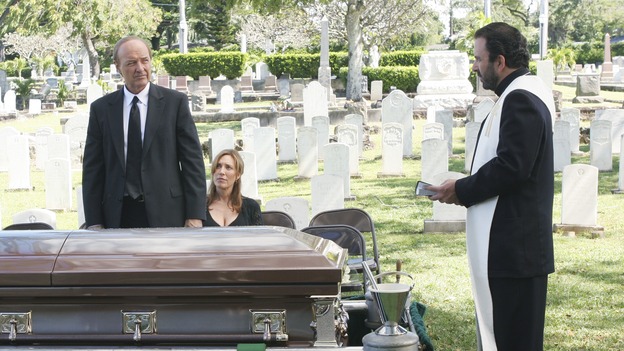 LOST- "Lockdown" (ABC/MARIO PEREZ)TERRY O'QUINN, KATEY SAGAL, GEOFFREY RIVAS