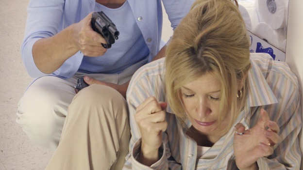 DESPERATE HOUSEWIVES - "Bang" - A crazed Carolyn Bigsby menaces Lynette with a pistol, on "Desperate Housewives," SUNDAY, NOVEMBER 5 (9:00-10:01 p.m., ET) on the ABC Television Network. (ABC/DANNY FELD) LAURIE METCALF, FELICITY HUFFMAN