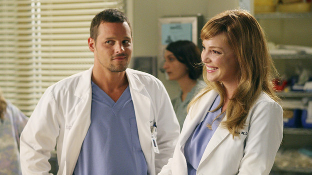 GREY'S ANATOMY - "I Always Feel Like Somebody's Watchin' Me" - Several weeks after her near-death experience, a recovering Izzie returns to work. Meanwhile, nervous that there will be layoffs in the hospital in the wake of an announcement from the Chief, the Seattle Grace residents compete to survive the cuts, including Cristina, who attempts to work alongside Arizona in pediatrics. And Bailey and Alex's patient's already complex case is further complicated by her schizophrenic son, on "Grey's Anatomy," THURSDAY, OCTOBER 1 (9:00-10:01 p.m., ET) on the ABC Television Network. (ABC/CRAIG SJODIN)JUSTIN CHAMBERS, KATHERINE HEIGL