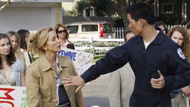 DESPERATE HOUSEWIVES - "The Miracle Song" (ABC/RON TOM)FELICITY HUFFMAN, CHASE KIM