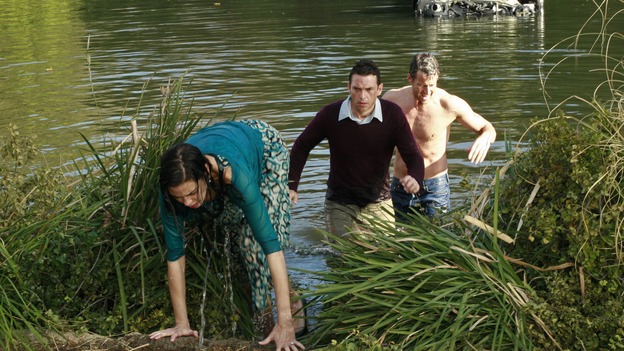 DESPERATE HOUSEWIVES - "Liaisons" - Mike saves Ian and Susan, on "Desperate Housewives," SUNDAY, APRIL 15 (9:00-10:01 p.m., ET) on the ABC Television Network. (ABC/RON TOM) TERI HATCHER, DOUGRAY SCOTT, JAMES DENTON