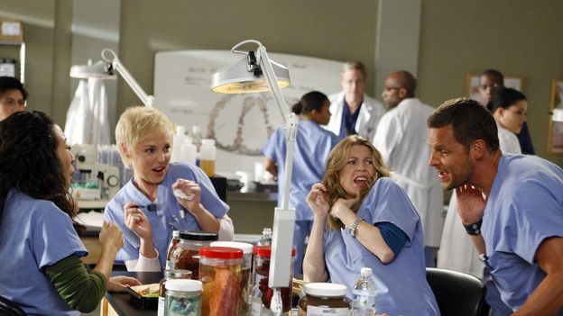 GREY'S ANATOMY - "Tainted Obligation" - When Meredith and Lexie's father, Thatcher, returns to the hospital with a failed liver, it's up to Meredith to save his life. Meanwhile, Izzie empathizes with a patient riddled with tumors, as Mark, annoyed with Cristina's competitive zeal, tricks her into assisting on an unusual surgery, on "Grey's Anatomy," THURSDAY, OCTOBER 8 (9:00-10:01 p.m., ET) on the ABC Television Network. (ABC/MICHAEL DESMOND)SANDRA OH, KATHERINE HEIGL, ELLEN POMPEO, JUSTIN CHAMBERS