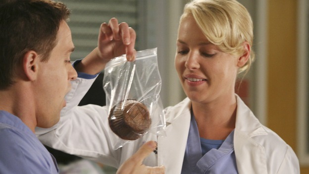 GREY'S ANATOMY - "Here Comes the Flood" - A plumbing leak becomes a deluge and wreaks havoc at Seattle Grace, as the Chief attempts to implement new teaching policies and George tries to retake his residency exam; meanwhile Derek hopes to move the roommates out of Meredith's house, to their surprise, on "Grey's Anatomy," THURSDAY, OCTOBER 9 (9:00-10:01 p.m., ET) on the ABC Television Network. (ABC/DANNY FELD)T.R. KNIGHT, KATHERINE HEIGL, CHYLER LEIGH