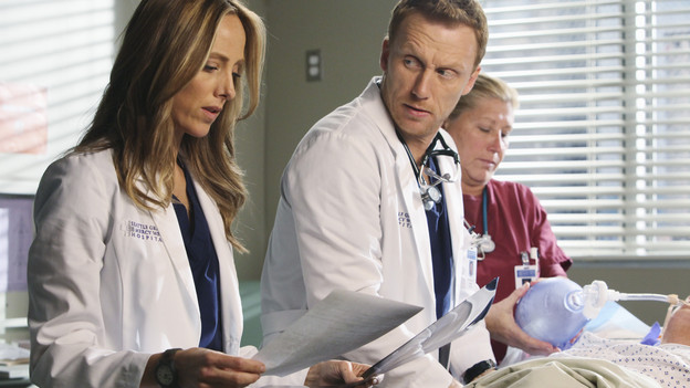 GREY'S ANATOMY - "Hook, Line and Sinner" - Sloan returns to Mark's apartment, just as she's going into labor, and Teddy, Mark and the still-fighting Callie and Arizona are there to help with the birth and to get Mark through his grandson's pending adoption. Meanwhile Teddy sees Derek's invitation to illustrious cardiothoracic surgeon Tom Evans' as a threat to her future employment at the hospital, and the team work on a crab boat captain who has been stabbed with a giant shark hook, on "Grey's Anatomy," THURSDAY, APRIL 29 (9:00-10:01 p.m., ET) on the ABC Television Network. (ABC/DANNY FELD) KIM RAVER, KEVIN MCKIDD