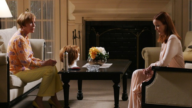 DESPERATE HOUSEWIVES - "Don't Look at Me" - Carlos and Gaby get temporary custody of baby Lily, Bree's father and stepmother come to town to mediate between Andrew and her, and Susan suddenly finds Karl back in her life, on "Desperate Housewives," SUNDAY, APRIL 16 (9:00-10:01 p.m., ET) on the ABC Television Network. (ABC/RON TOM)CAROL BURNETT, MARCIA CROSS
