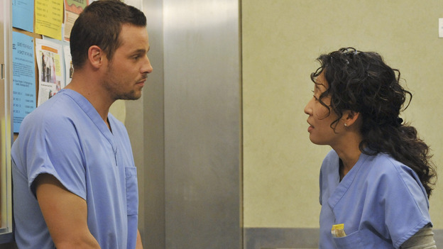 GREY'S ANATOMY - "Here Comes the Flood" - A plumbing leak becomes a deluge and wreaks havoc at Seattle Grace, as the Chief attempts to implement new teaching policies and George tries to retake his residency exam; meanwhile Derek hopes to move the roommates out of Meredith's house, to their surprise, on "Grey's Anatomy," THURSDAY, OCTOBER 9 (9:00-10:01 p.m., ET) on the ABC Television Network. (ABC/ERIC McCANDLESS)JUSTIN CHAMBERS, SANDRA OH