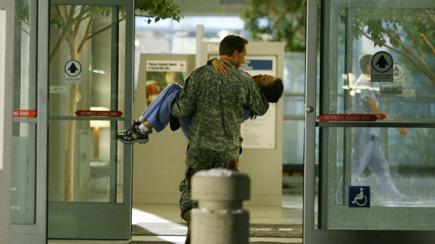 GREY'S ANATOMY - "Dream a Little Dream of Me" - A hunky Army Major comes to Cristina's rescue, on "Grey's Anatomy," THURSDAY, SEPTEMBER 25 (9:00-11:00 p.m., ET) on the ABC Television Network. (ABC/SCOTT GARFIELD) KEVIN McKIDD, SANDRA OH