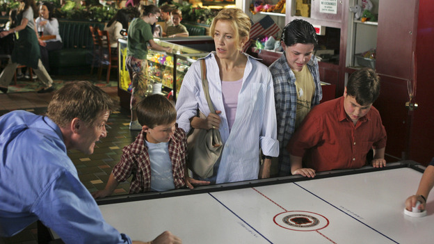 DESPERATE HOUSEWIVES - "One Wonderful Day" - It's a not-so-wonderful day in the neighborhood, as past actions come back to haunt the men and women of Wisteria Lane. Meanwhile, the ladies get a new neighbor (Emmy winner Alfre Woodard as Betty Applewhite), on "Desperate Housewives," SUNDAY, MAY 22 (9:00-10:02 p.m., ET), on the ABC Television Network. (ABC/DANNY FELD) DOUG SAVANT, FELICITY HUFFMAN