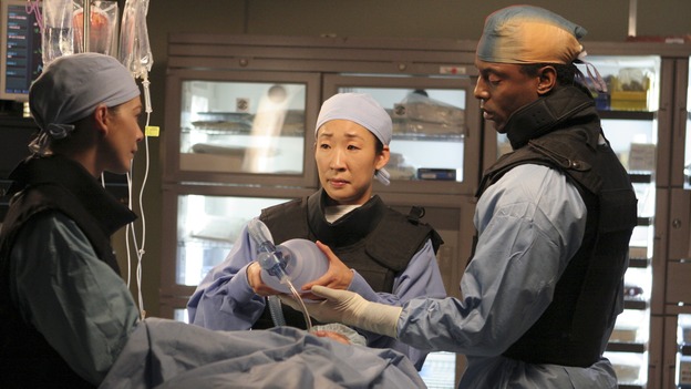 GREY'S ANATOMY - "It's the End of the World (As We Know It)" (ABC/RICHARD CARTWRIGHT)ELLEN POMPEO, SANDRA OH, ISAIAH WASHINGTON