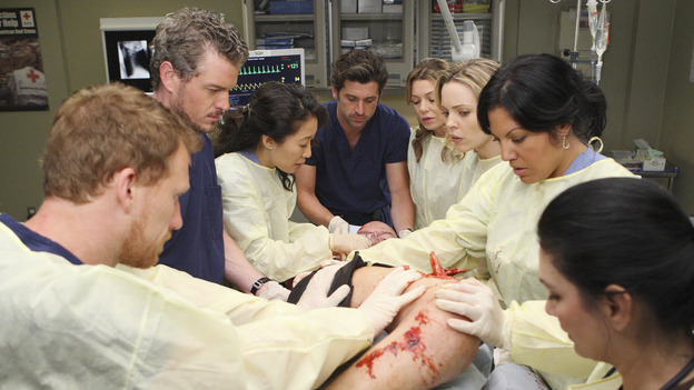 GREY'S ANATOMY - "These Ties That Bind" - The team at Seattle Grace works on a new trauma patient, on "Grey's Anatomy," THURSDAY, NOVEMBER 13 (9:00-10:01 p.m., ET) on the ABC Television Network. (ABC/CRAIG SJODIN) KEVIN MCKIDD, ERIC DANE, SANDRA OH, PATRICK DEMPSEY, ELLEN POMPEO, MELISSA GEORGE, SARA RAMIREZ
