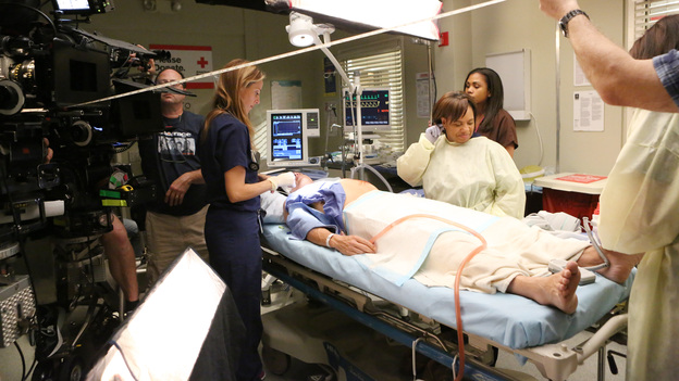 GREY'S ANATOMY - "Flight" - Faced with a life threatening situation, the doctors must fight to stay alive while trying to save the lives of their peers; Bailey and Ben make a decision regarding their relationship; and Teddy is presented with a tempting offer. Meanwhile, Richard plans a special dinner for the residents, on the Season Finale of "Grey's Anatomy," THURSDAY, MAY 17 (9:00-10:01 p.m., ET) on the ABC Television Network. (ABC/DANNY FELD)KIM RAVER, CHANDRA WILSON