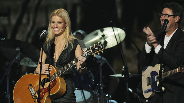 THE 44TH ANNUAL CMA AWARDS - THEATRE - "The 44th Annual CMA Awards" were broadcast live from the Bridgestone Arena in Nashville, WEDNESDAY, NOVEMBER 10 (8:00-11:00 p.m., ET) on the ABC Television Network. (ABC/KATHERINE BOMBOY)GWYNETH PALTROW, VINCE GILL