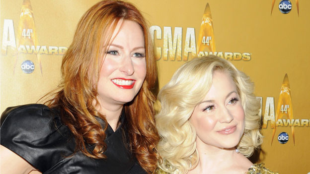 THE 44TH ANNUAL CMA AWARDS - RED CARPET ARRIVALS - "The 44th Annual CMA Awards" will be broadcast live from the Bridgestone Arena in Nashville, WEDNESDAY, NOVEMBER 10 (8:00-11:00 p.m., ET) on the ABC Television Network. (ABC/ANDREW WALKER)HILARY WILLIAMS, KELLIE PICKLER