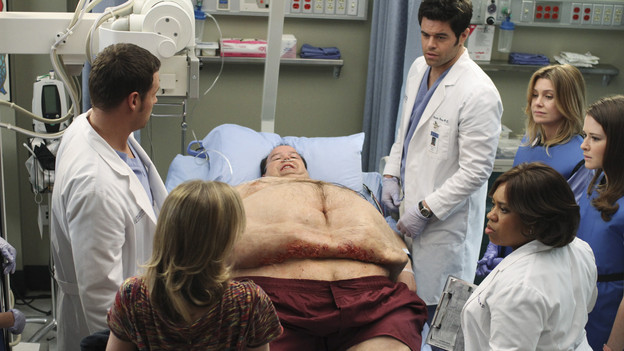 GREY'S ANATOMY - "How Insensitive" - Bailey preps the team with a mandatory sensitivity training prior to admitting a 700-pound patient with compounded medical issues, and the case proves to be challenging in every sense of the word. Meanwhile Derek has to come face to face with a former patient's husband in a wrongful death deposition, and spending time with a heart patient's daughter opens up some old wounds for Cristina, on "Grey's Anatomy," THURSDAY, MAY 6 (9:00-10:01 p.m., ET) on the ABC Television Network. (ABC/RON TOM) JUSTIN CHAMBERS, ROSALIE WARD, JERRY KERNION, ROBERT BAKER, CHANDRA WILSON, ELLEN POMPEO, SARAH DREW