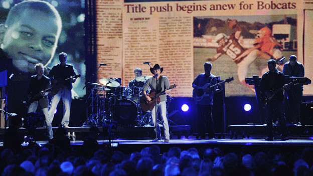 THE 44TH ANNUAL CMA AWARDS - THEATRE - "The 44th Annual CMA Awards" were broadcast live from the Bridgestone Arena in Nashville, WEDNESDAY, NOVEMBER 10 (8:00-11:00 p.m., ET) on the ABC Television Network. (ABC/KATHERINE BOMBOY)KENNY CHESNEY