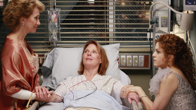 GREY'S ANATOMY - "Dream a Little Dream of Me" - Three middle-aged women and their husbands are in a terrible traffic accident, on "Grey's Anatomy," THURSDAY, SEPTEMBER 25 (9:00-11:00 p.m., ET) on the ABC Television Network. (ABC/RON TOM) KATHY BAKER, MARIETTE HARTLEY, BERNADETTE PETERS