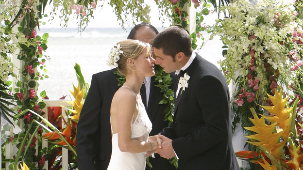 102428_2476 -- LOST - "Do No Harm" - While Jack scrambles to save the life of a survivor, Claire goes into labor. Meanwhile, Locke is missing, and Sayid presents Shannon with a romantic surprise, on "Lost," WEDNESDAY, APRIL 6 (8:00-9:01 p.m., ET), on the ABC Television Network. (ABC/MARIO PEREZ)JULIE BOWEN, MATTHEW FOX