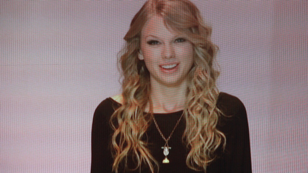 THE 2009 AMERICAN MUSIC AWARDS - THEATRE - The 2009 American Music Awards air SUNDAY, NOVEMBER 22 from 8:00-11:00 p.m. ET/PT live on ABC from the NOKIA Theatre L.A. LIVE. The show features a star-studded lineup of music's top artists and acts, honoring artists in the categories of Pop/Rock, Country, Rap/Hip-Hop, Soul/R&B, Alternative, Adult Contemporary, Latin and Contemporary Inspirational. (ABC/CRAIG SJODIN)TAYLOR SWIFT