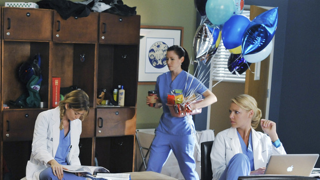 GREY'S ANATOMY - "There's No 'I' in Team" - Lexie brings in balloons and treats for George to celebrate him passing his residency exam, on "Grey's Anatomy," THURSDAY, OCTOBER 23 (9:00-10:01 p.m., ET) on the ABC Television Network.  (ABC/ERIC MCCANDLESS) SANDRA OH, ELLEN POMPEO, CHYLER LEIGH, KATHERINE HEIGL