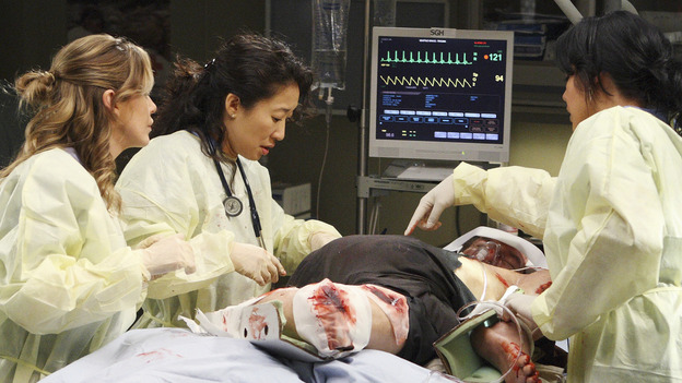 GREY'S ANATOMY - "These Ties That Bind" - The team of doctors at Seattle Grace work on a new trauma patient, on "Grey's Anatomy," THURSDAY, NOVEMBER 13 (9:00-10:01 p.m., ET) on the ABC Television Network. (ABC/CRAIG SJODIN) ELLEN POMPEO, SANDRA OH, ED LAUTER, SARA RAMIREZ