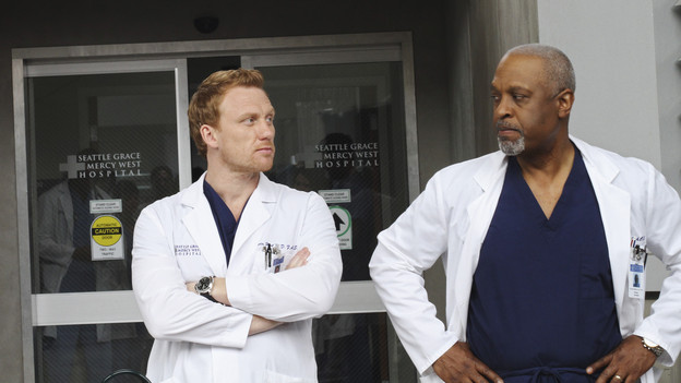 GREY'S ANATOMY - "How Insensitive" - Bailey preps the team with a mandatory sensitivity training prior to admitting a 700-pound patient with compounded medical issues, and the case proves to be challenging in every sense of the word. Meanwhile Derek has to come face to face with a former patient's husband in a wrongful death deposition, and spending time with a heart patient's daughter opens up some old wounds for Cristina, on "Grey's Anatomy," THURSDAY, MAY 6 (9:00-10:01 p.m., ET) on the ABC Television Network. (ABC/RON TOM) KEVIN MCKIDD, JAMES PICKENS JR.