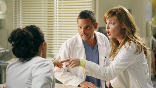GREY'S ANATOMY - "I Always Feel Like Somebody's Watchin' Me" - Several weeks after her near-death experience, a recovering Izzie returns to work. Meanwhile, nervous that there will be layoffs in the hospital in the wake of an announcement from the Chief, the Seattle Grace residents compete to survive the cuts, including Cristina, who attempts to work alongside Arizona in pediatrics. And Bailey and Alex's patient's already complex case is further complicated by her schizophrenic son, on "Grey's Anatomy," THURSDAY, OCTOBER 1 (9:00-10:01 p.m., ET) on the ABC Television Network. (ABC/CRAIG SJODIN)SANDRA OH, JUSTIN CHAMBERS, KATHERINE HEIGL