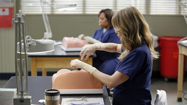 GREY'S ANATOMY - "Bad Blood" - As Derek and April work around the clock to find a solution for the hospital, Cristina struggles to respect the wishes of a family whose son is dying. Meanwhile, Arizona empathizes with a teenager who faces problems similar to her own, on "Grey's Anatomy," THURSDAY, JANUARY 31 (9:00-10:02 p.m., ET) on the ABC Television Network. (ABC/KELSEY MCNEAL)CHANDRA WILSON (BACKGROUND), ELLEN POMPEO