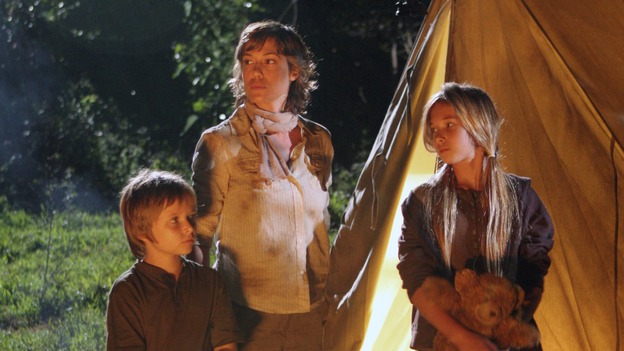 LOST - "The Brig" - Oceanic flight attendant Cindy with her fellow tail section survivors, Zach and Emma, on "Lost," WEDNESDAY, MAY 2 (10:00-11:00 p.m., ET), on the ABC Television Network. (ABC/MARIO PEREZ) KIMBERLY JOSEPH, CHILDREN