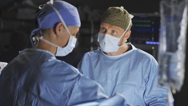 GREY'S ANATOMY - "Life During Wartime" - Izzie scrubs in on a surgery with Owen, on "Grey's Anatomy," THURSDAY, OCTOBER 30 (9:00-10:01 p.m., ET) on the ABC Television Network. (ABC/ERIC MCCANDLESS) KATHERINE HEIGL, KEVIN MCKIDD