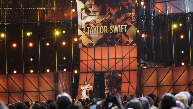 THE 45th ANNUAL CMA AWARDS - THEATRE - "The 45th Annual CMA Awards" broadcast live on ABC from the Bridgestone Arena in Nashville on WEDNESDAY, NOVEMBER 9 (8:00-11:00 p.m., ET). (ABC/KATHERINE BOMBOY-THORNTON)TAYLOR SWIFT, REBA MCENTIRE