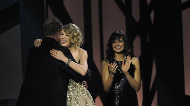 THE 43rd ANNUAL CMA AWARDS - THEATRE - "The 43rd Annual CMA Awards" broadcast live from the Sommet Center in Nashville, WEDNESDAY, NOVEMBER 11 (8:00-11:00 p.m., ET) on the ABC Television Network. (ABC/KATHERINE BOMBOY)NATHAN CHAPMAN, TAYLOR SWIFT