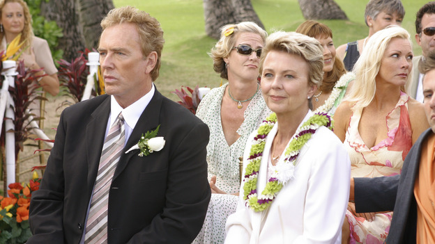 102428_2552 -- LOST - "Do No Harm" - While Jack scrambles to save the life of a survivor, Claire goes into labor. Meanwhile, Locke is missing, and Sayid presents Shannon with a romantic surprise, on "Lost," WEDNESDAY, APRIL 6 (8:00-9:01 p.m., ET), on the ABC Television Network. (ABC/MARIO PEREZ)EXTRAS?