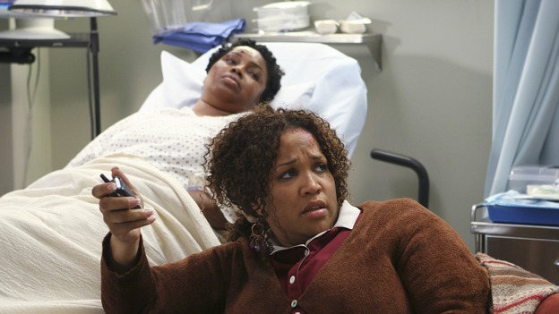 GREY'S ANATOMY - "INTO YOU LIKE A TRAIN" (ABC/MICHAEL DESMOND)JULIETTE JEFFERS, KYM WHITLEY