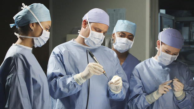 GREY'S ANATOMY - "Start Me Up" - Arizona seeks Mark's advice as she tries to reconcile with Callie, who has big news of her own; Teddy must make a key decision for Henry during his surgery; and on the same day the residents receive a new crop of interns, the Chief announces he is looking for a new Chief Resident, on "Grey's Anatomy," THURSDAY, JANUARY 13 (9:00-10:01 p.m., ET) on the ABC Television Network. (ABC/DANNY FELD)JUSTIN CHAMBERS, SARAH DREW