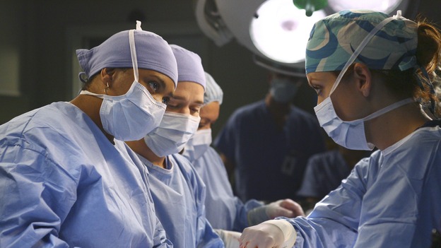 GREY'S ANATOMY - "Great Expectations" - While rumors of the Chief's departure spread among the hospital staff, Bailey proposes the creation of a free clinic, and a Seattle Grace doctor receives a proposal of a different sort, on "Grey's Anatomy," THURSDAY, JANUARY 25 (9:00-10:01 p.m., ET) on the ABC Television Network. (ABC/SCOTT GARFIELD)CHANDRA WILSON, T.R. KNIGHT, KATE WALSH