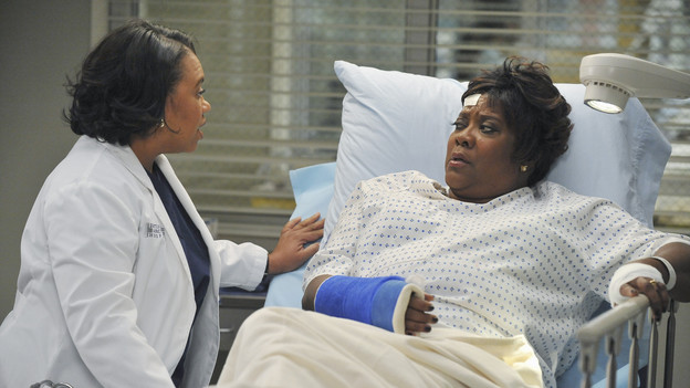 GREY'S ANATOMY - "Not Responsible" - Meredith must choose between her fertility treatments and her eyesight when she begins having trouble seeing, Mark makes it clear to Callie and Arizona that he takes his role as father-to-be very seriously, and April discovers there's more to Dr. Stark than first appears, on "Grey's Anatomy," THURSDAY, FEBRUARY 24 (9:00-10:01 p.m., ET) on the ABC Television Network. (ABC/ERIC MCCANDLESS)CHANDRA WILSON, LORETTA DEVINE