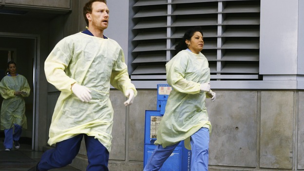 GREY'S ANATOMY - "Now or Never" - Drs. Meredith Grey, Owen Hunt and Callie Torres rush to receive a new trauma, on "Grey's Anatomy," THURSDAY, MAY 14 (9:00-11:00 p.m., ET) on the ABC Television Network. ELLEN POMPEO (BACKGROUND), KEVIN MCKIDD, SARA RAMIREZ