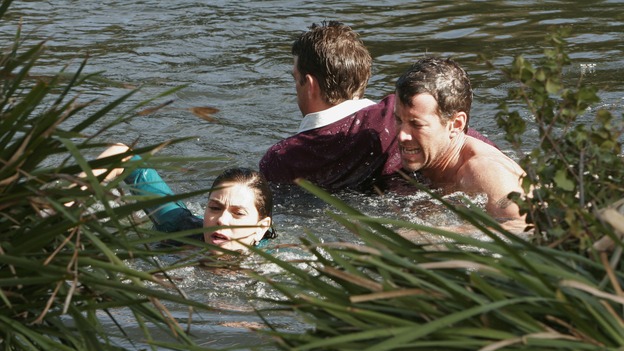 DESPERATE HOUSEWIVES - "Liaisons" - Mike saves Ian and Susan from a lake, on "Desperate Housewives," SUNDAY, APRIL 15 (9:00-10:01 p.m., ET) on the ABC Television Network. (ABC/RON TOM) TERI HATCHER, DOUGRAY SCOTT, JAMES DENTON