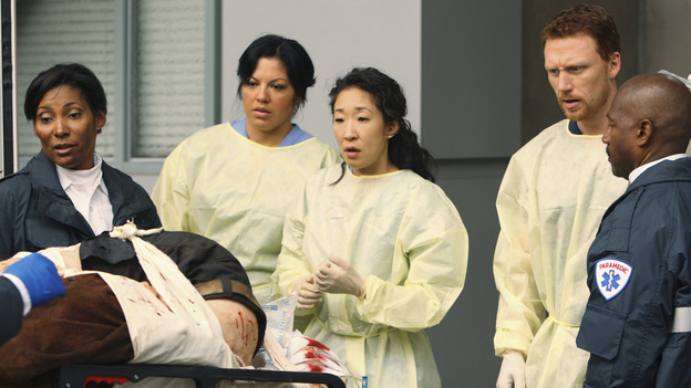 GREY'S ANATOMY - "These Ties That Bind" - Callie, Cristina and Owen get ready for a new trauma patient, on "Grey's Anatomy," THURSDAY, NOVEMBER 13 (9:00-10:01 p.m., ET) on the ABC Television Network. (ABC/CRAIG SJODIN) NICOLE CUMMINS, SARA RAMIREZ, SANDRA OH, KEVIN MCKIDD