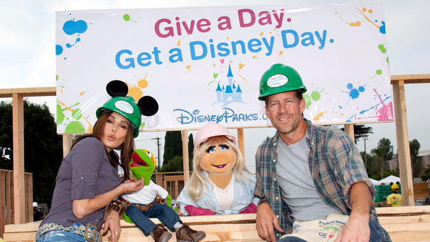 LOS ANGELES, CA - SEPTEMBER 29:  In this handout image provided by Disney Teri Hatcher and James Denton are joined by Kermit the Frog and Miss Piggy for an announcement by Disney Parks at a volunteer event on September 29, 2009 in Los Angeles, California. In a first-of-its-kind program, Disney Parks in 2010 will give a free one-day admission to a Walt Disney World Resort or Disneyland Resort theme park to one million people in the U.S. and Canada who perform volunteer service with a participating organization. As part of "Give a Day, Get a Disney Day," Disney Parks is working with HandsOn Network, the nation's largest volunteer network, to connect families and individual volunteers to projects. The program kicks off Jan. 1, 2010.  (Photo by Paul Hiffmeyer/Disney via Getty Images)