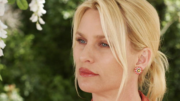 102789_9082 -- DESPERATE HOUSEWIVES -"SUNDAY IN THE PARK WITH GEORGE" - (ABC/RON TOM)NICOLLETTE SHERIDAN