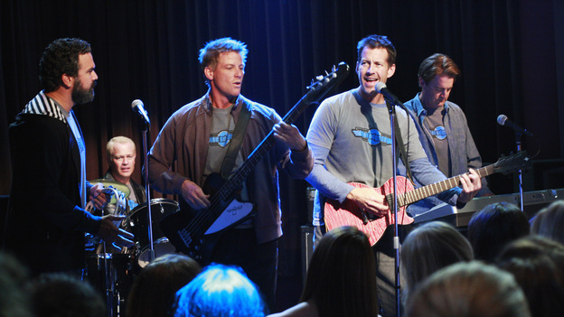 DESPERATE HOUSEWIVES - "City on Fire" - The boys jam to the delight of the crowd.