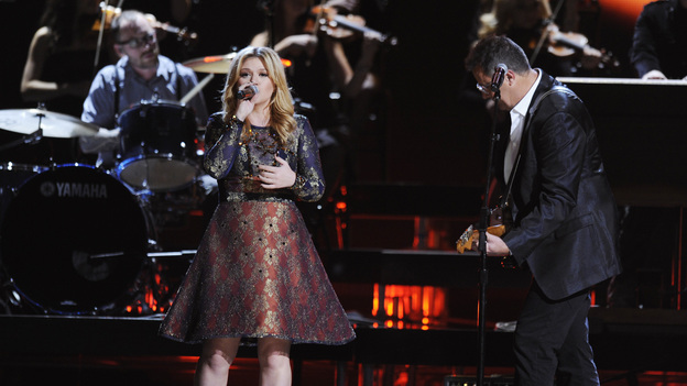 THE 46TH ANNUAL CMA AWARDS - THEATRE - "The 46th Annual CMA Awards" airs live THURSDAY, NOVEMBER 1 (8:00-11:00 p.m., ET) on ABC live from the Bridgestone Arena in Nashville, Tennessee. (ABC/KATHERINE BOMBOY-THORNTON)KELLY CLARKSON, VINCE GILL
