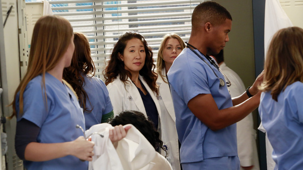 GREY'S ANATOMY - "Love Turns You Upside Down" - The new batch of interns find themselves involved in all the drama at Seattle Grace: Meredith asks Heather to go above and beyond to help fix Derek's hand; Cristina starts a healthy competition between Stephanie and Leah, which inadvertently leads to a medical emergency for Cristina's patient; Alex sees Jo in a new light as they work to save a baby's life, and April teaches Shane a valuable lesson during "lumps and bumps" duty, on "Grey's Anatomy," THURSDAY, DECEMBER 6 (9:00-10:02 p.m., ET) on the ABC Television Network. (ABC/RON TOM)TESSA FERRER, SANDRA OH, ELLEN POMPEO, GAIUS CHARLES